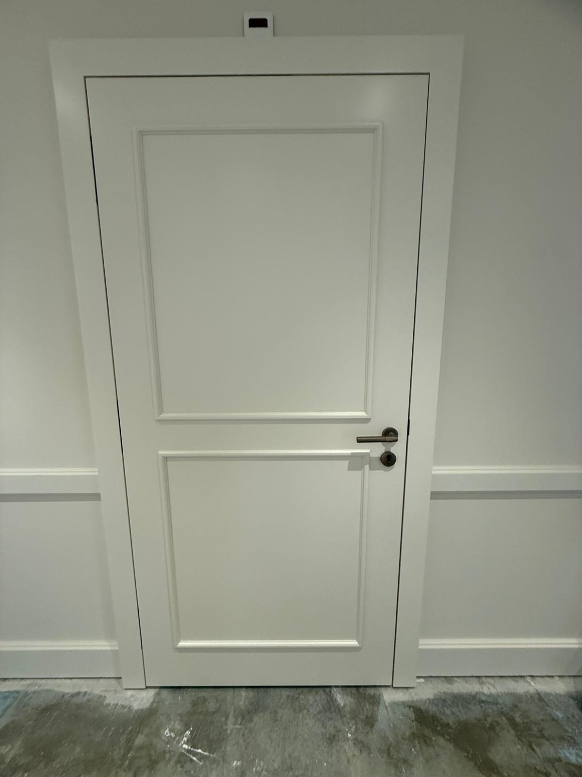 Porte à panneaux laquée blanche