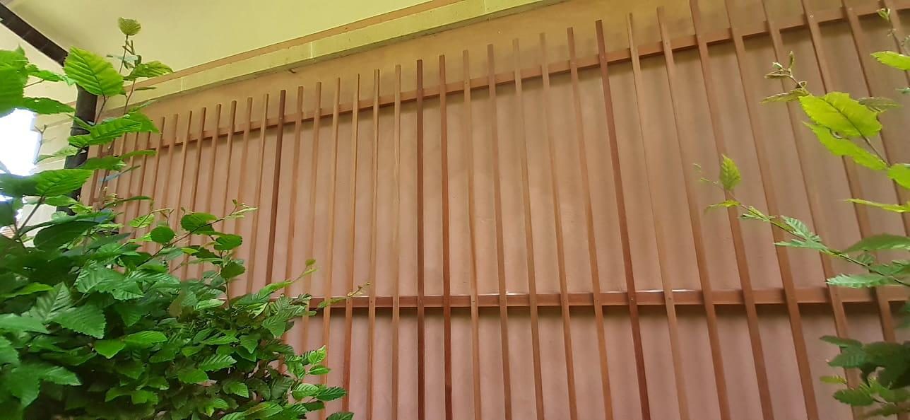 Mur à tasseaux de bois