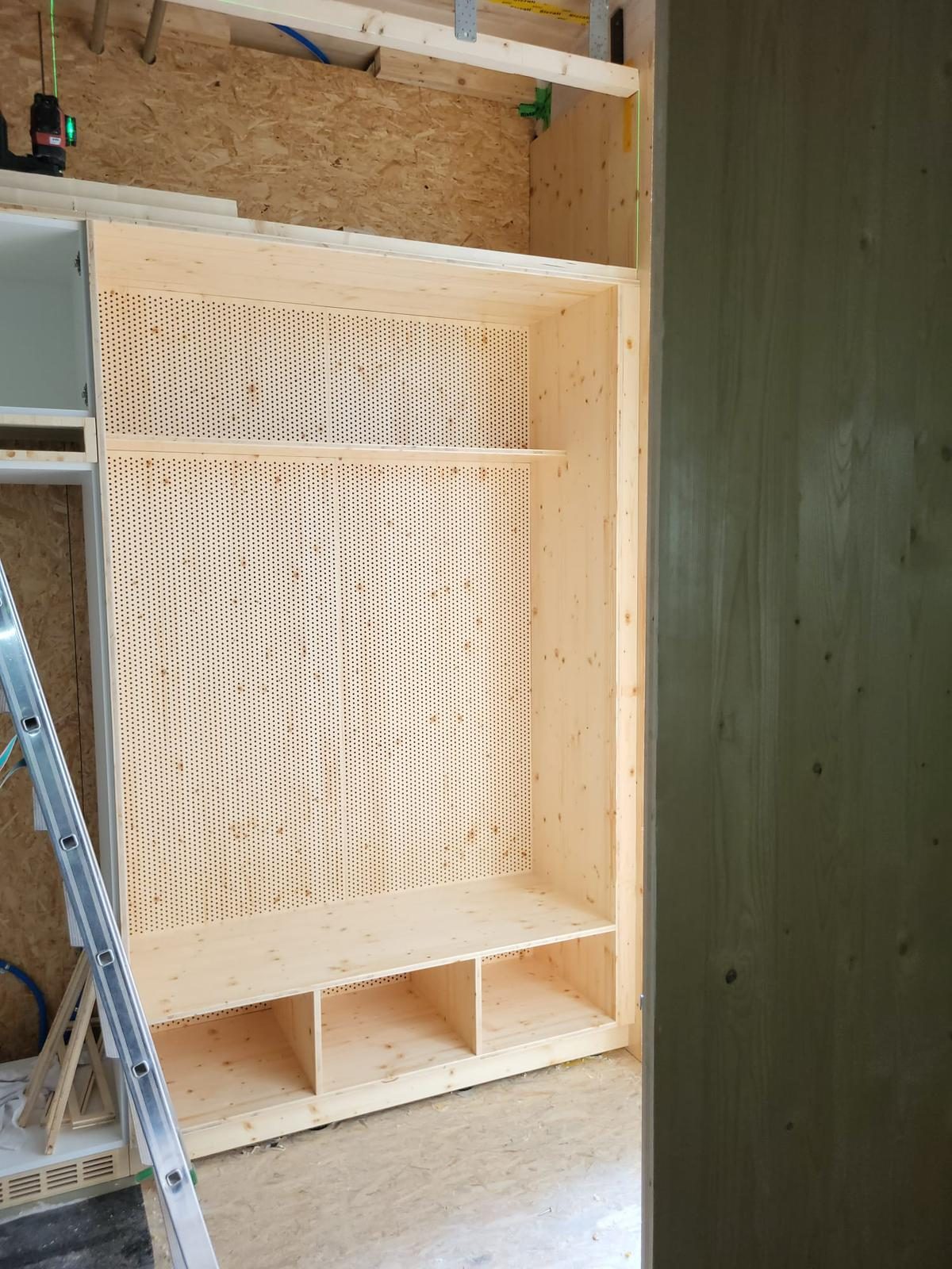 Grande bibliothèque en bois massif