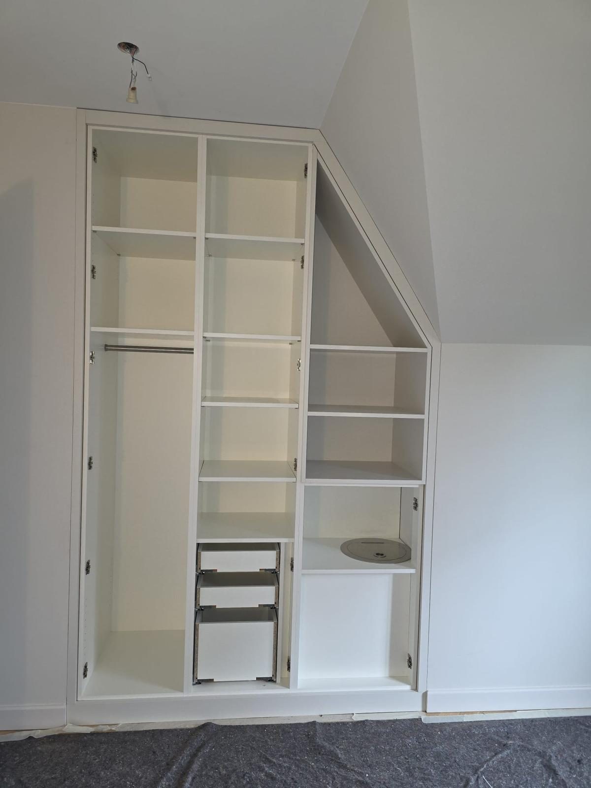 Dressing intégré sous escalier