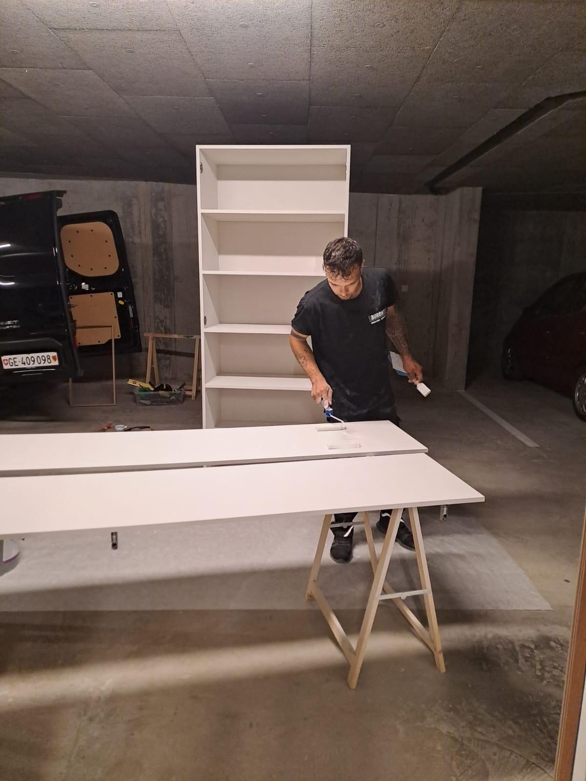 Artisan au travail en atelier