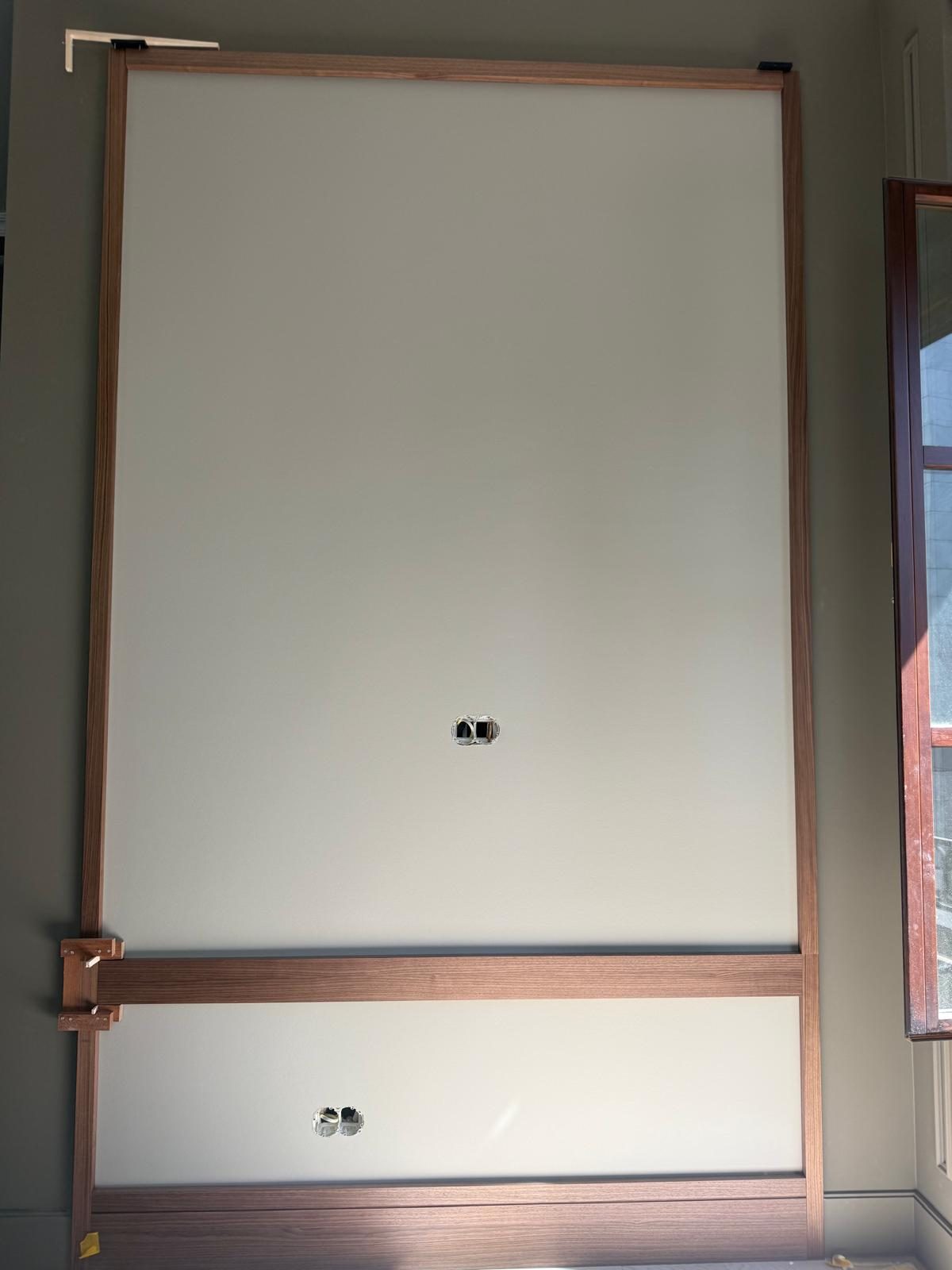 Pose d'une boiserie murale en cours