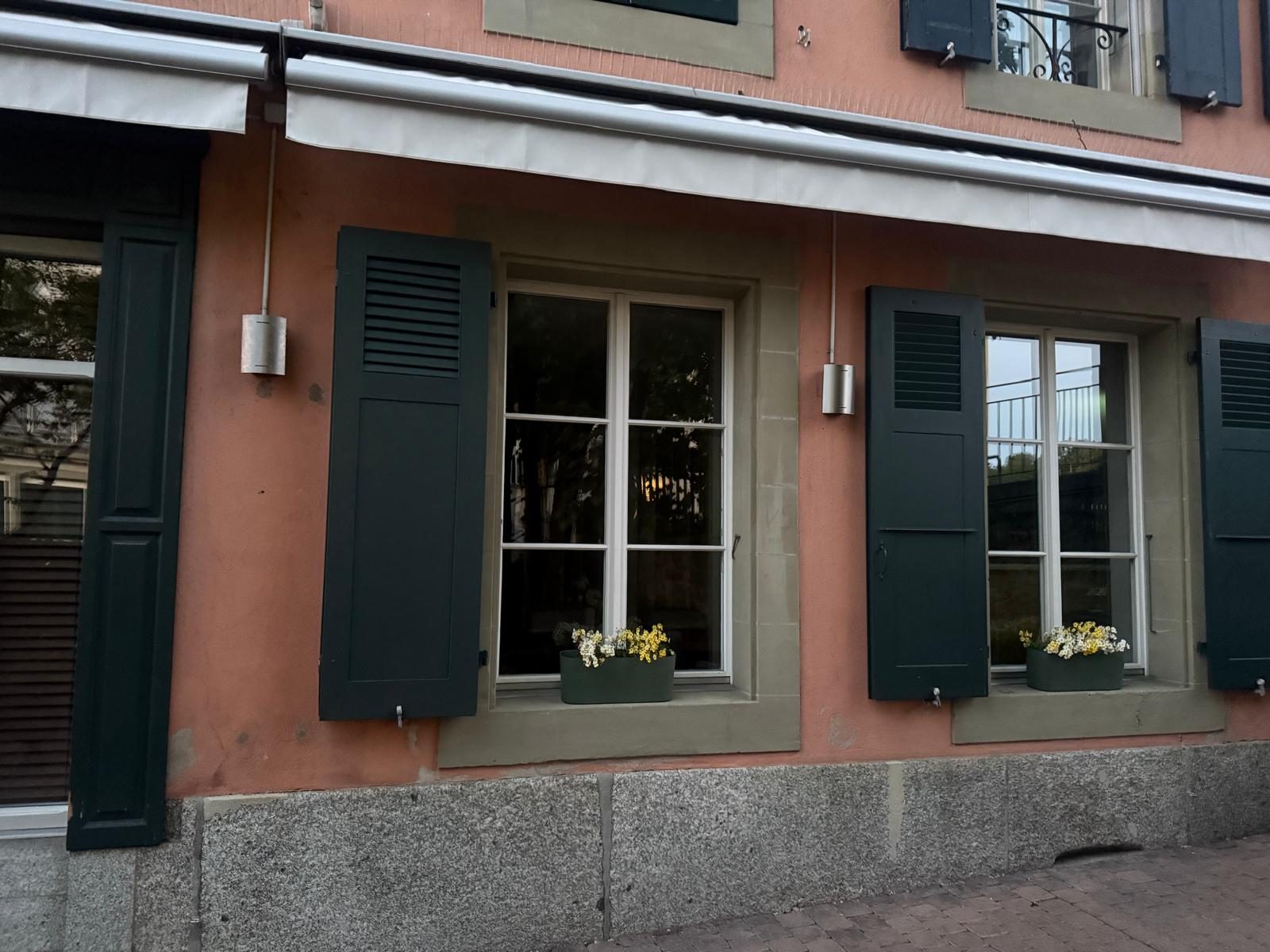 Façade avec volets restaurés